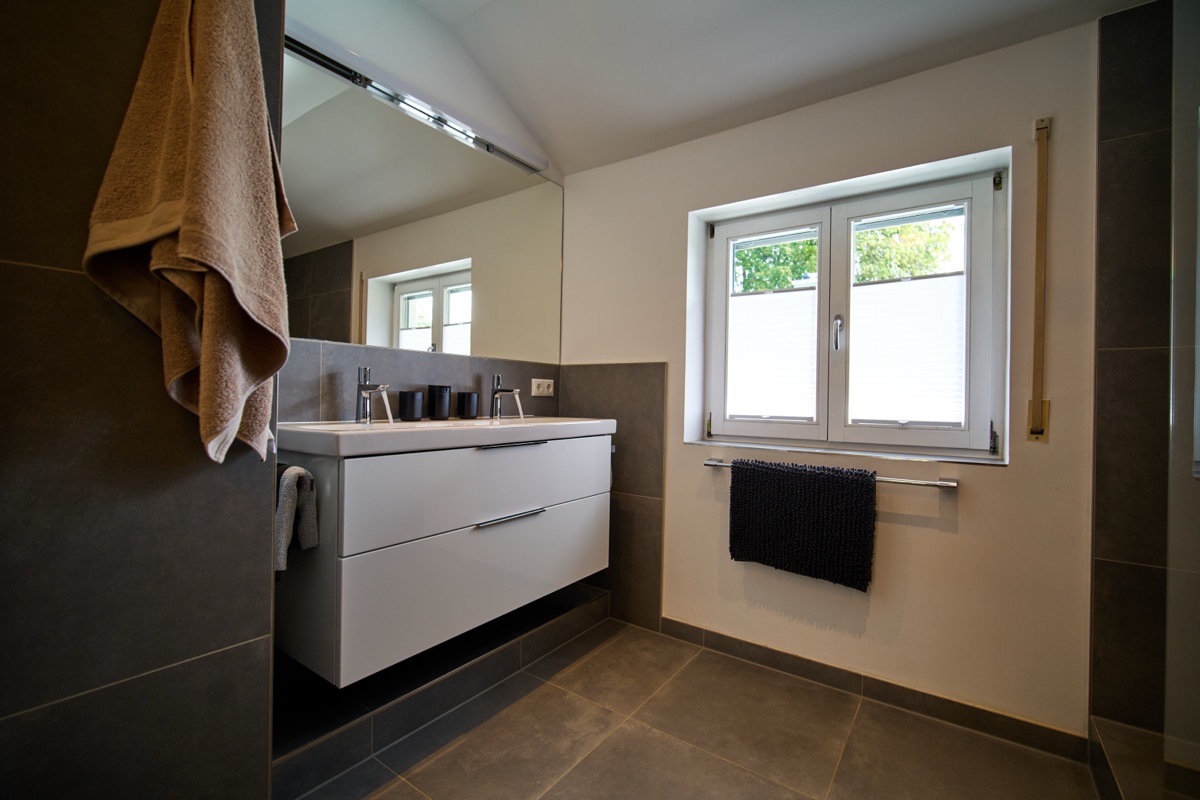 Bad des Lakeside Loft mit Doppelwaschtisch