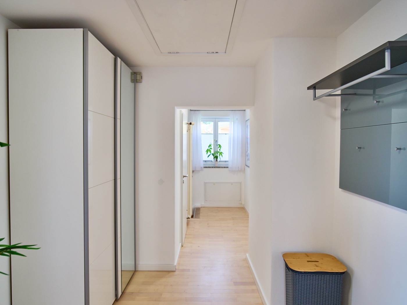 Diele mit Einbauschränken und Garderobe