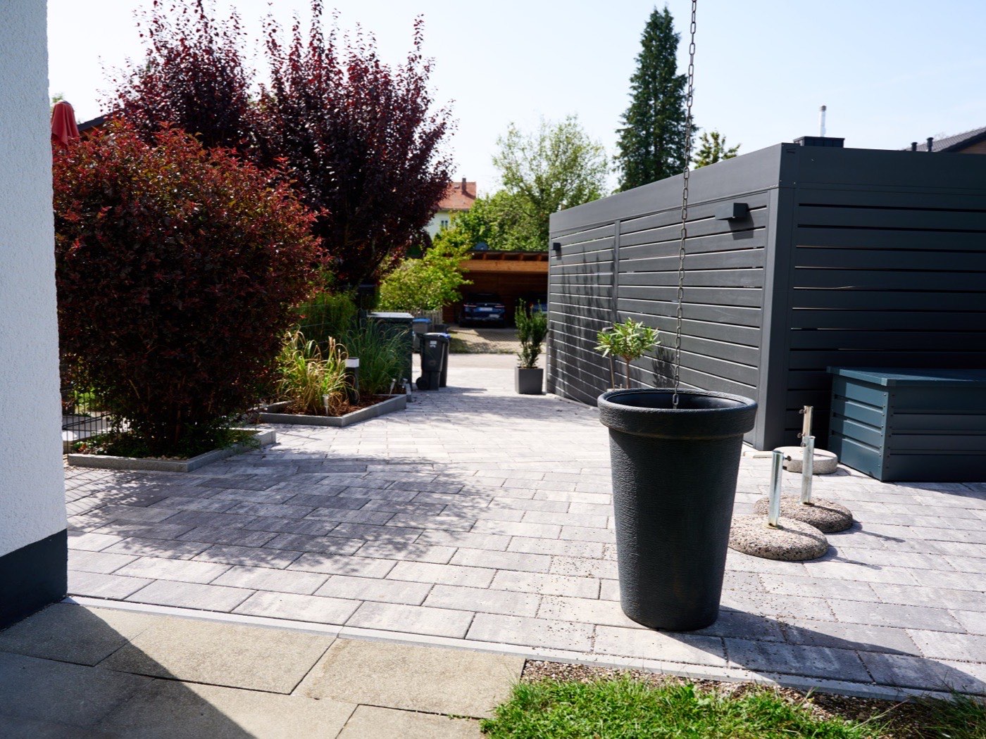 Außenbereich mit Zufahrt und Garten