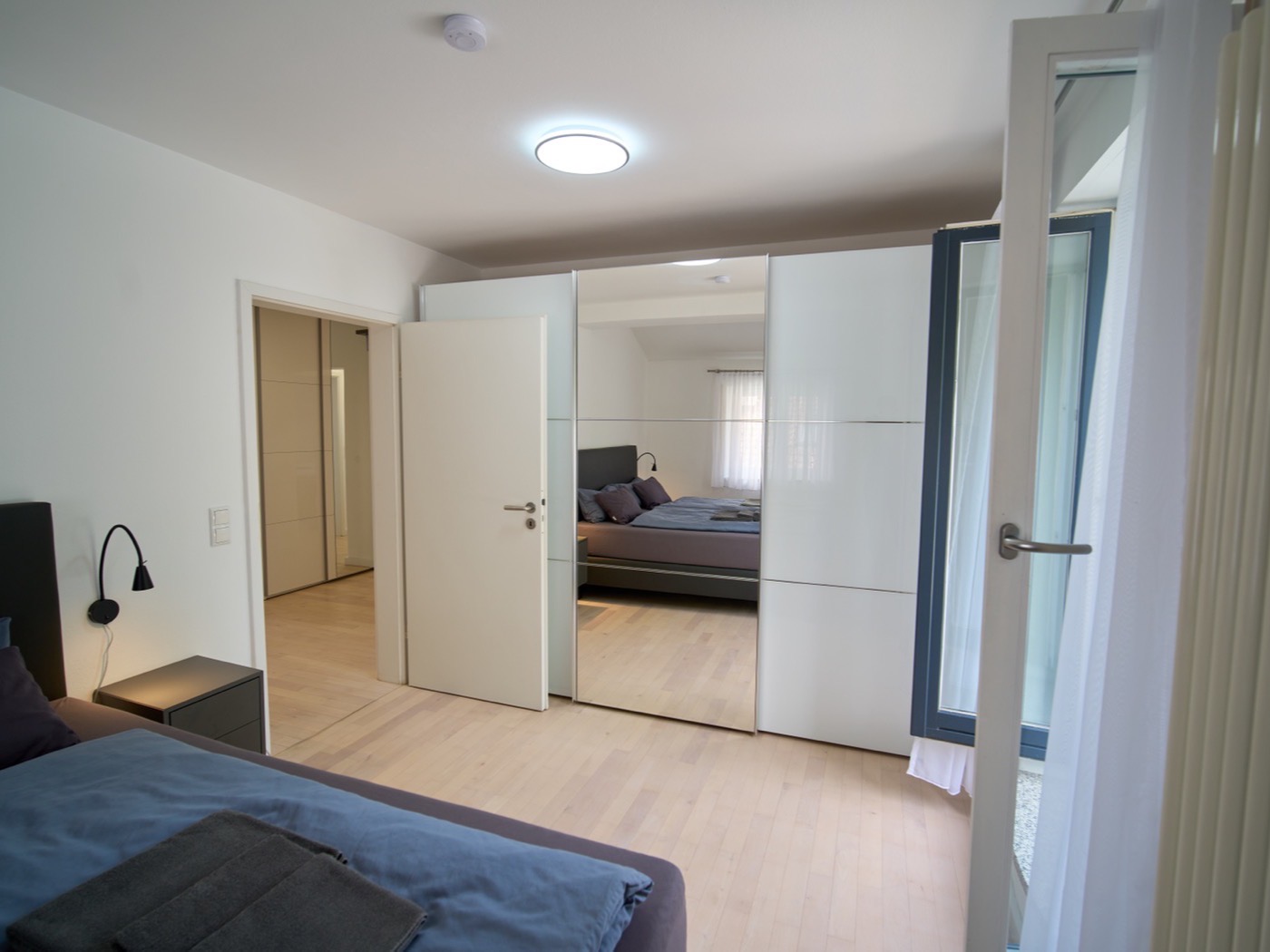 Schlafzimmer mit Kleiderschrank
