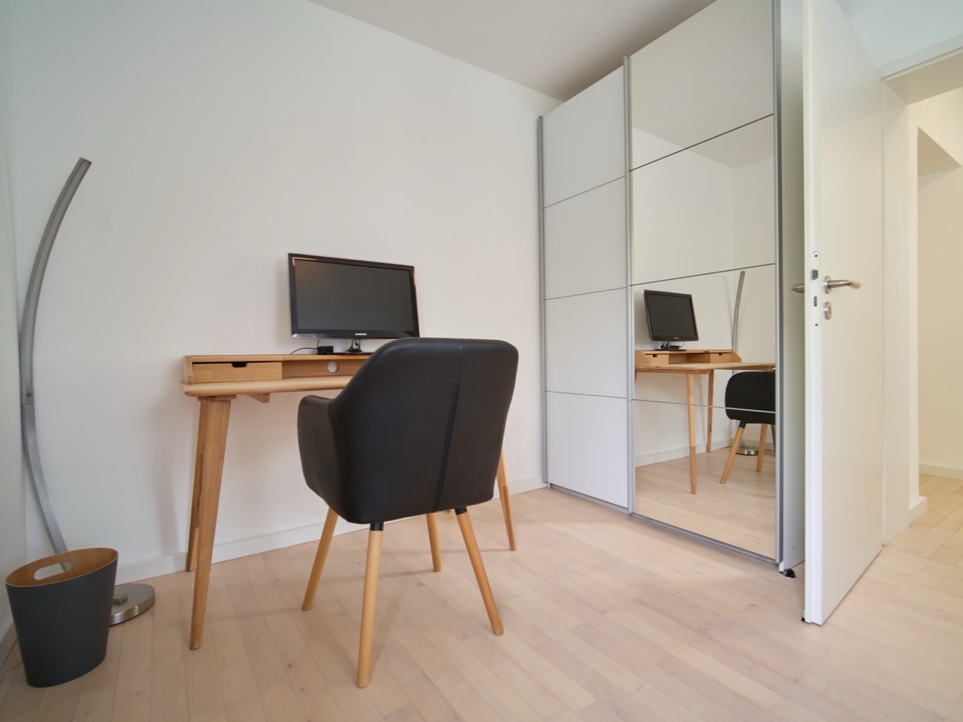 Zweites Schlafzimmer mit Arbeitsplatz