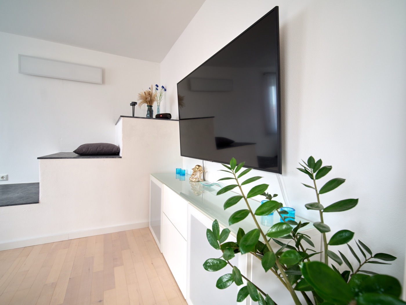 Wohnbereich mit Sideboard und Fernseher